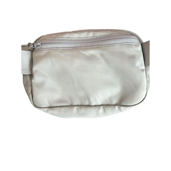 Lululemon Everywhere Belt Bag One Size Gray Silver 1L Logo Strap Crossbody Sling - Picture 3 of 10